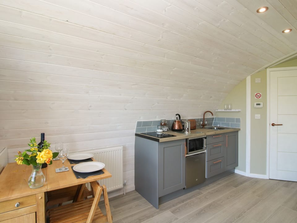 Cottage | Private kitchen | Fridge, electric kettle, toaster, cookware/dishes/utensils