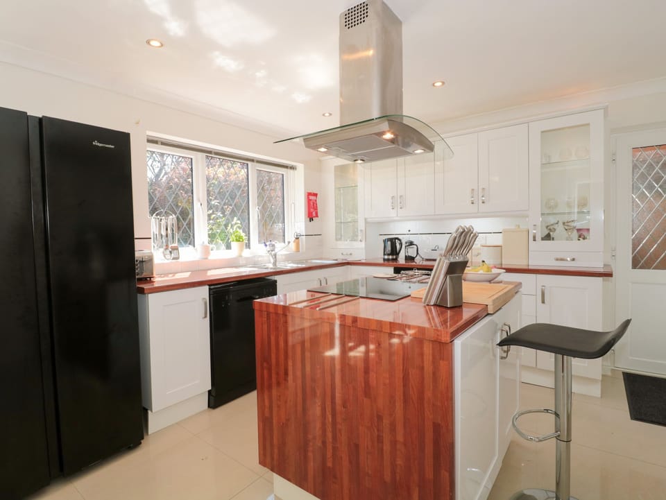 Cottage | Private kitchen | Fridge, dishwasher, electric kettle, toaster