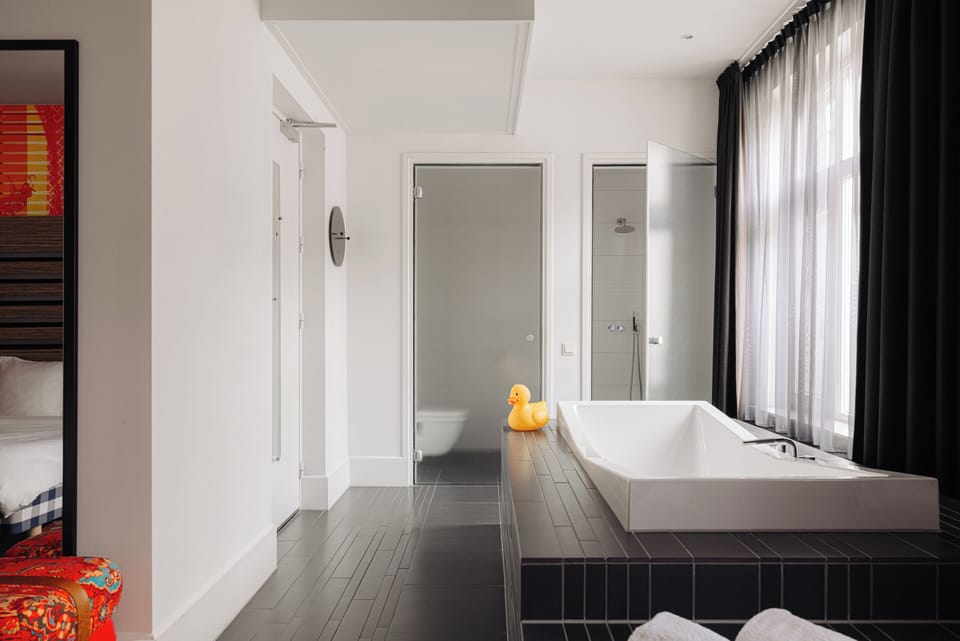 Deluxe Room, 1 Double Bed | Bathroom | Free toiletries, hair dryer, towels, soap