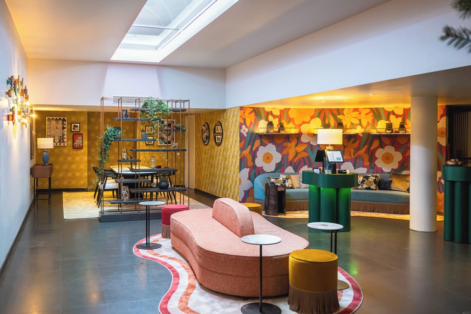 Lobby lounge