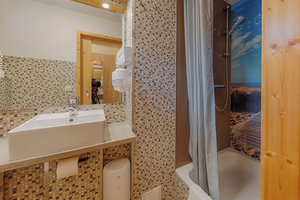 Shower, free toiletries, hair dryer, towels