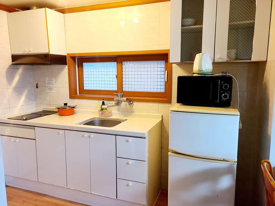 Deluxe Room, 1 Bedroom, Non Smoking | Private kitchen | Fridge, stovetop, electric kettle, cookware/dishes/utensils