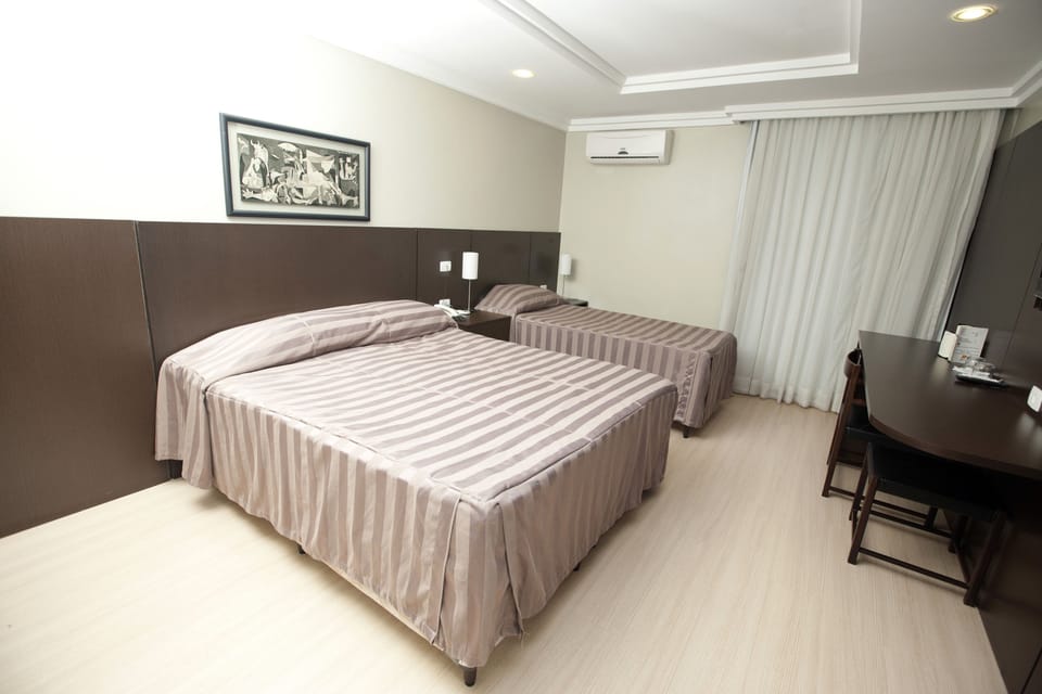 Minibar, in-room safe, desk, WiFi (free)
