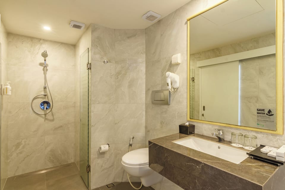 Junior Room | Bathroom | Free toiletries, hair dryer, slippers, towels