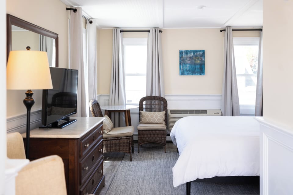 Deluxe Room | Premium bedding, blackout drapes, iron/ironing board, WiFi (free)