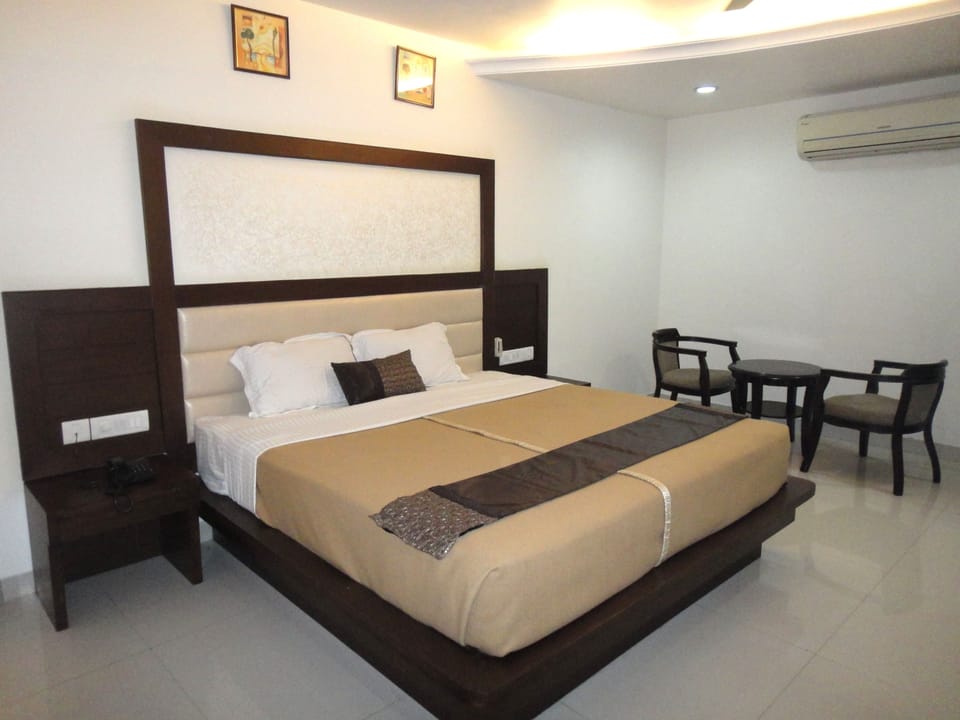 Standard Double Room | Minibar, desk, soundproofing, rollaway beds