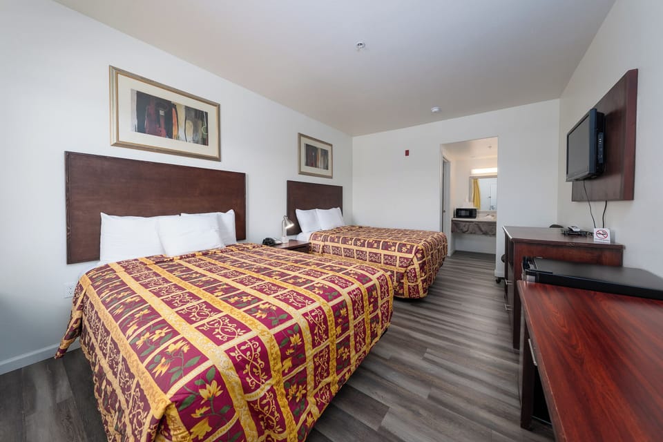 Deluxe Double Room | Desk, WiFi (free), bed sheets