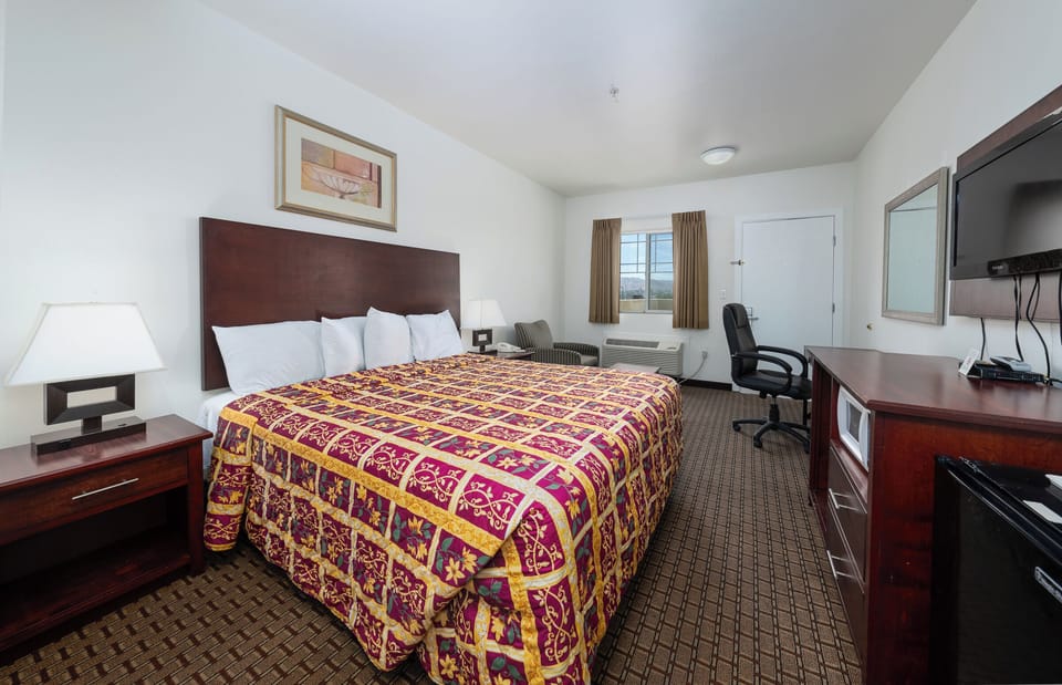 Junior Suite | Desk, WiFi (free), bed sheets