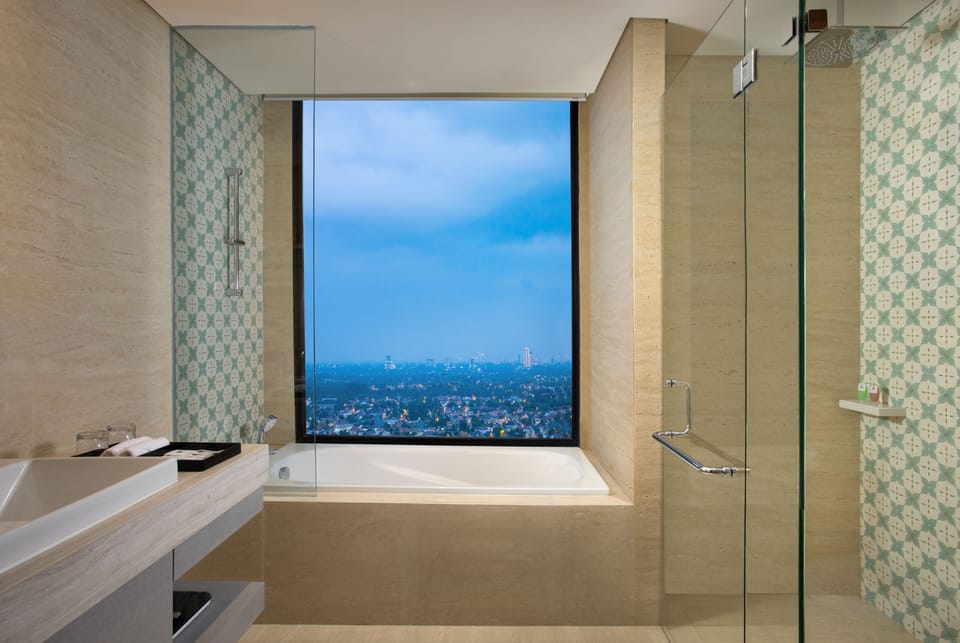 Sunset Suite | Bathroom | Free toiletries, slippers, bidet, towels