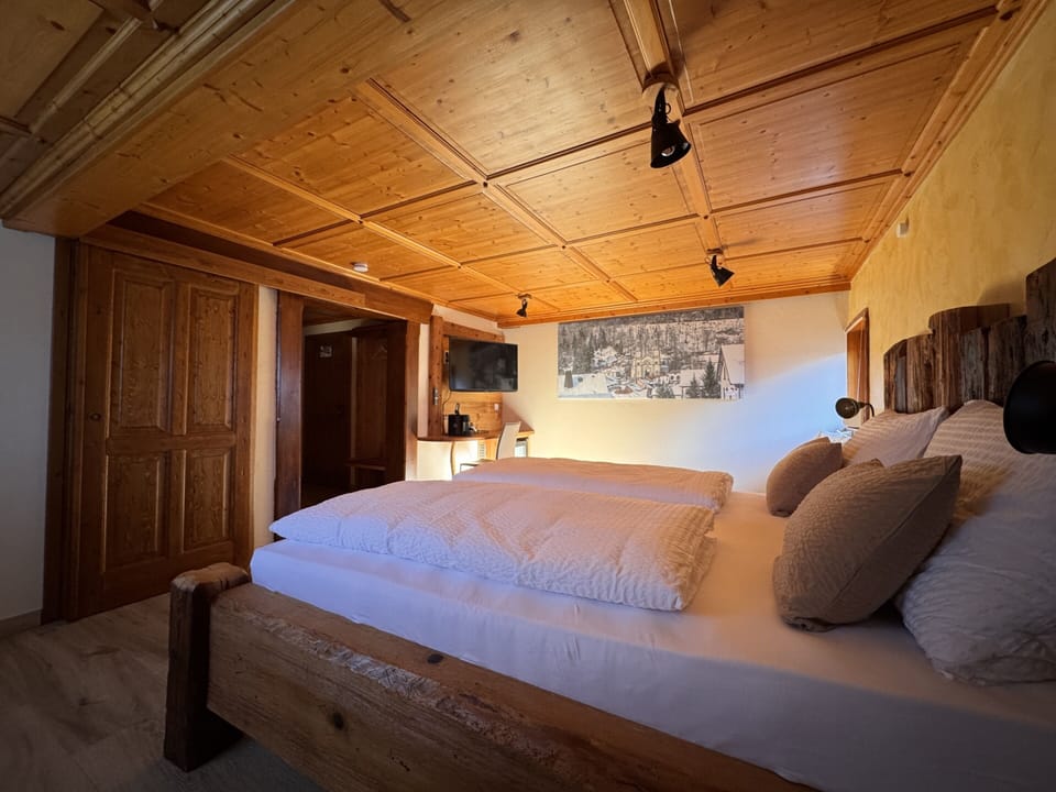 Double Room, Ensuite (Marktplatzblick Zimmer ) | Individually decorated, individually furnished, free WiFi, bed sheets