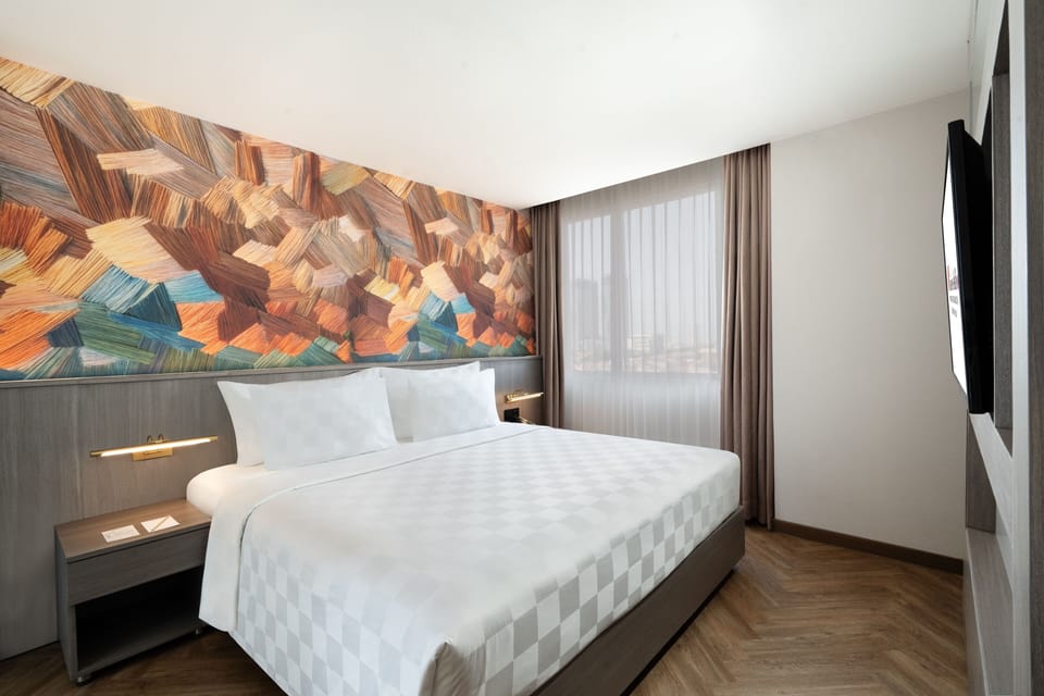 Junior Suite, 1 King Bed, City View | Premium bedding, in-room safe, desk, laptop workspace
