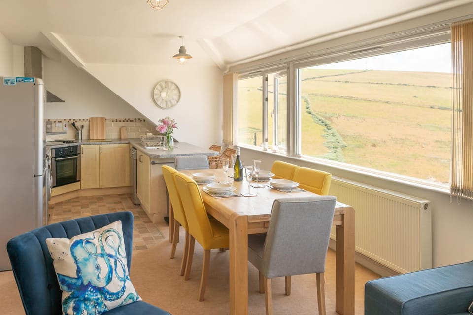 Apartment, Private Bathroom, Beach View (7 MIn Walk To Beach ) | Dining