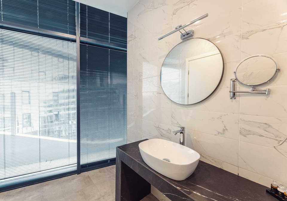 Executive Double Room | Bathroom | Shower, rainfall showerhead, free toiletries, hair dryer