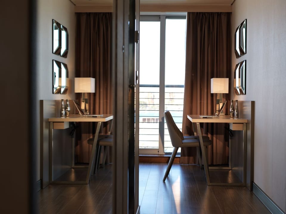 Super Yacht Rock Suite  | Living room | TV