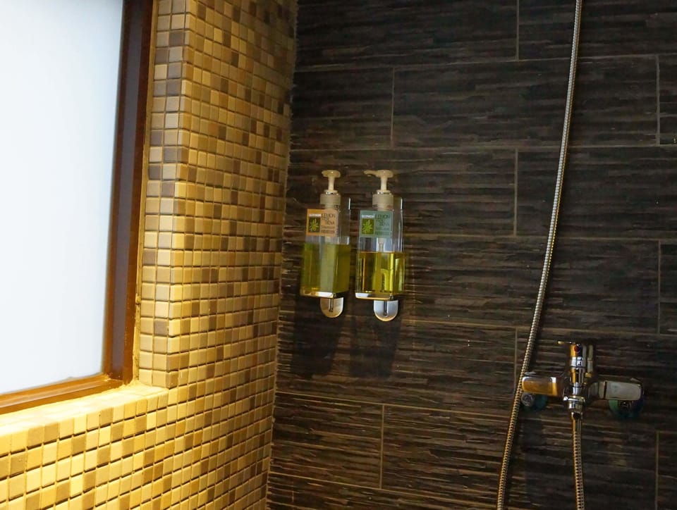 Quadruple Room | Bathroom shower