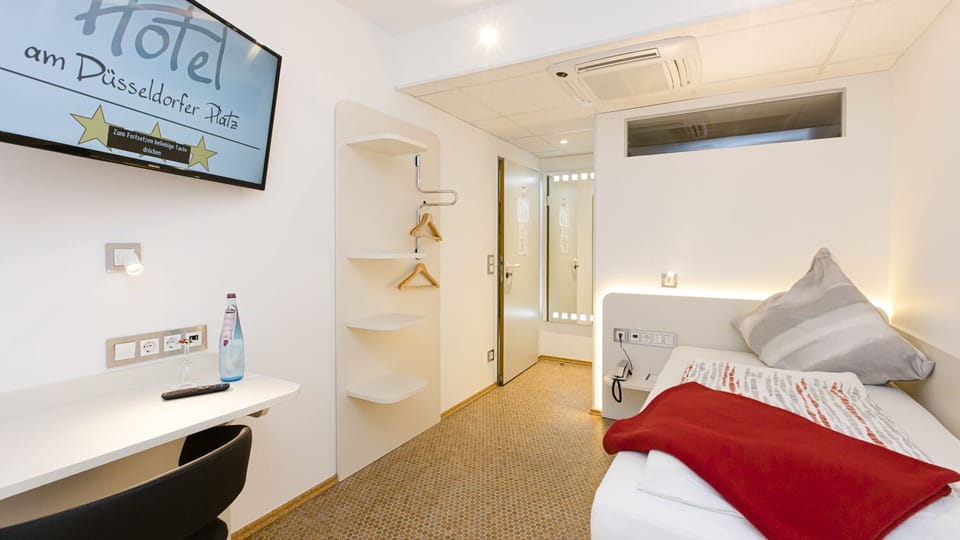 Comfort Single Room, 1 Twin Bed, Patio | Desk, laptop workspace, soundproofing, iron/ironing board