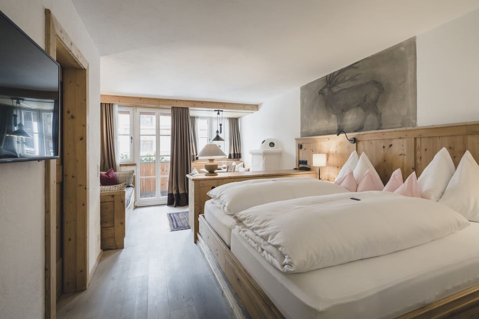 Junior Suite, Bathtub | Minibar, in-room safe, individually decorated, individually furnished