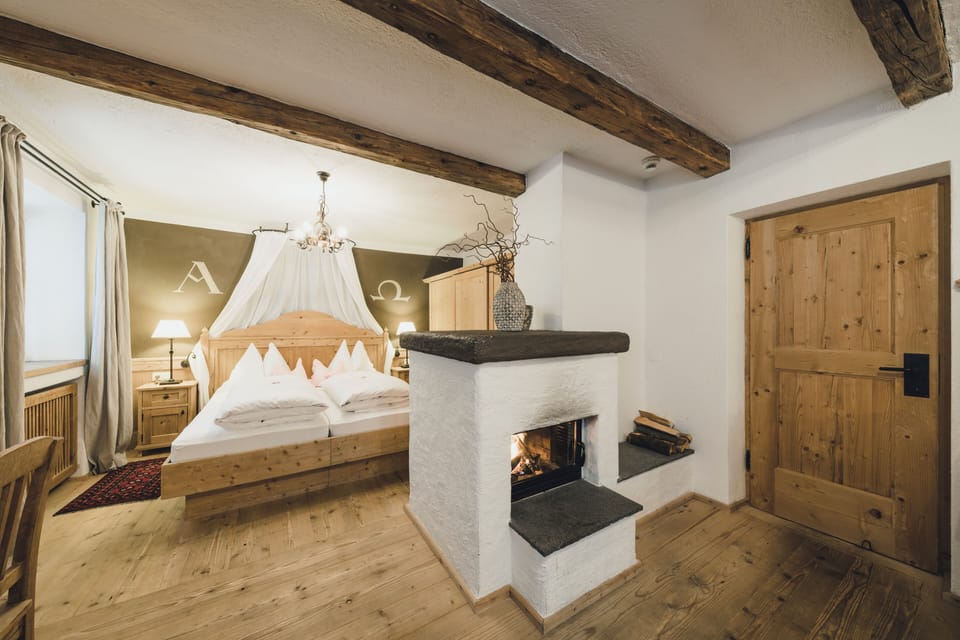 Deluxe Room, Fireplace | Minibar, in-room safe, individually decorated, individually furnished