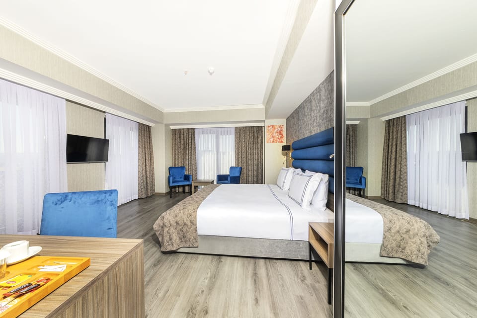 Panoramic Room | Minibar, in-room safe, desk, laptop workspace