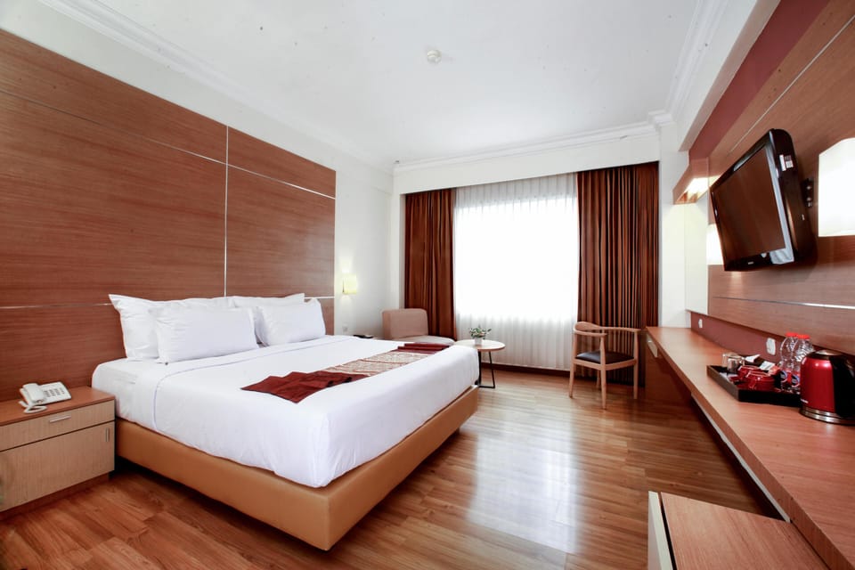 Premium bedding, minibar, in-room safe, desk