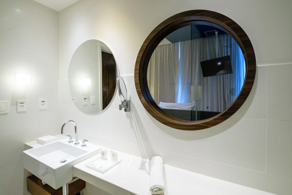 Superior Room, 1 Double Bed, Non Smoking | Bathroom | Hair dryer, towels, soap, shampoo