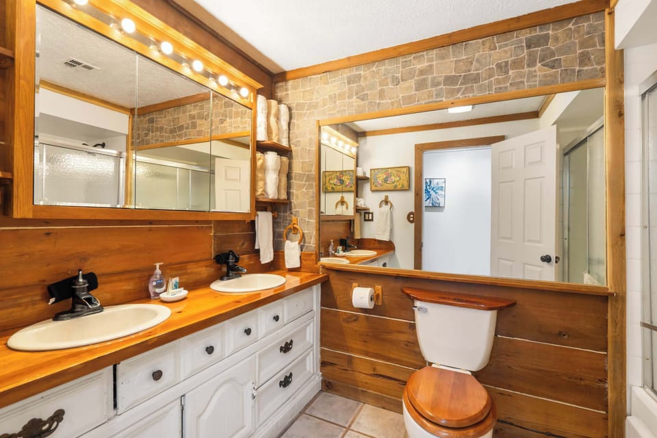 The Cozy Cottage Getaway - Private Pool & Hot Tub House in Missouri