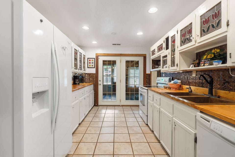 House, Multiple Beds, Patio, Pool View (The Cozy Cottage Getaway) | Private kitchen | Coffee/tea maker