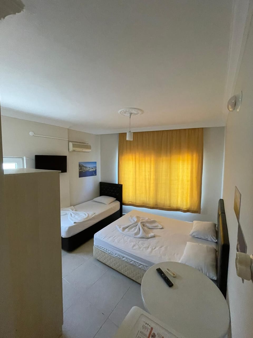 Basic Triple Room | Minibar, desk, free WiFi, bed sheets