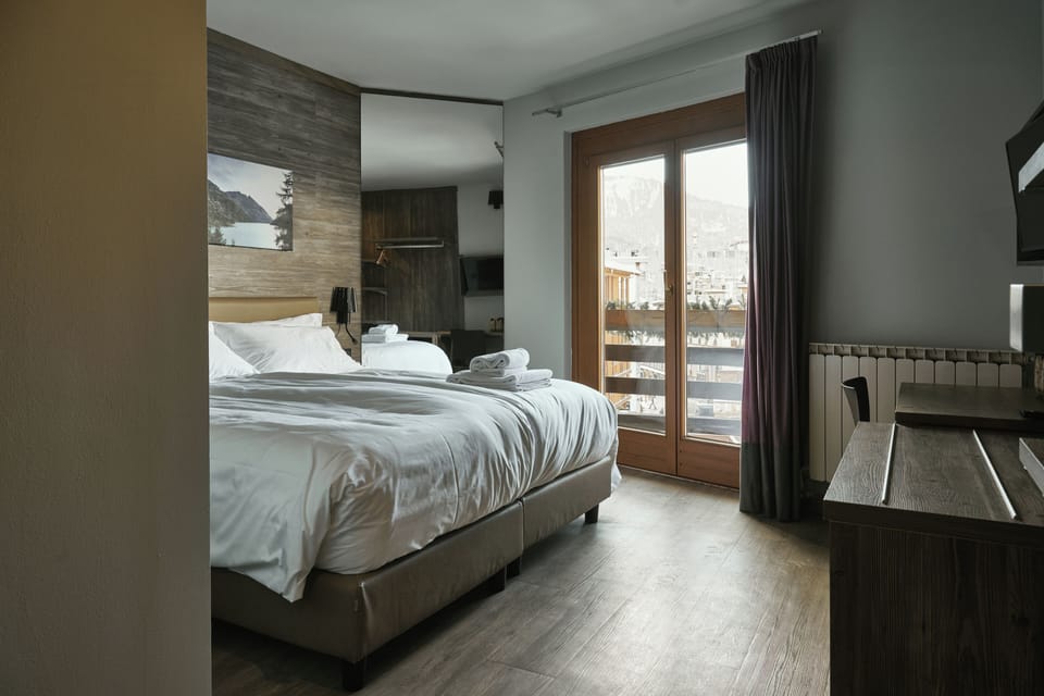 Minibar, in-room safe, desk, free WiFi