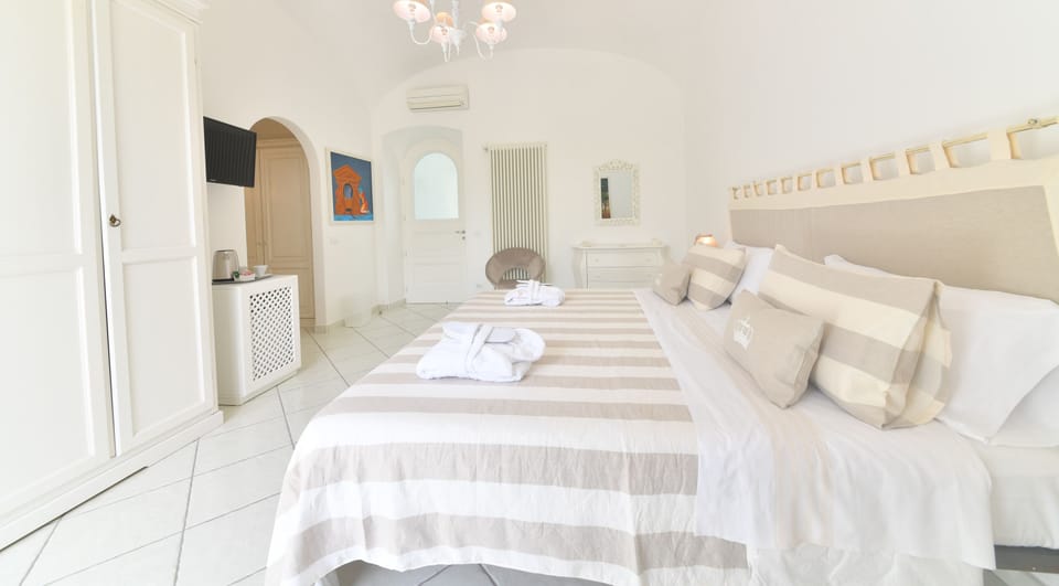 Luxury Room | Minibar, individually furnished, desk, free WiFi