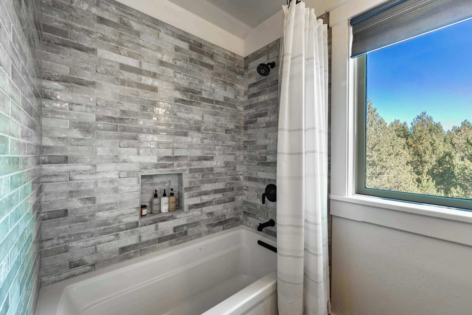 Bearfoot Lodge Near Fishing and Hiking House in Truckee