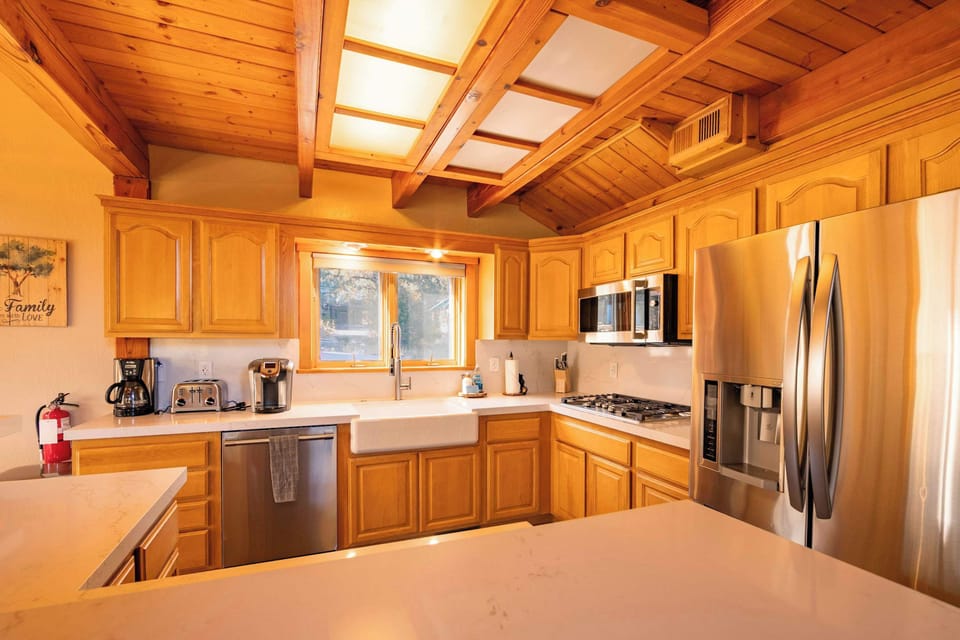 House, Multiple Beds, Balcony, Mountain View (Bearfoot Lodge) | Private kitchen | Fridge, microwave, oven, stovetop