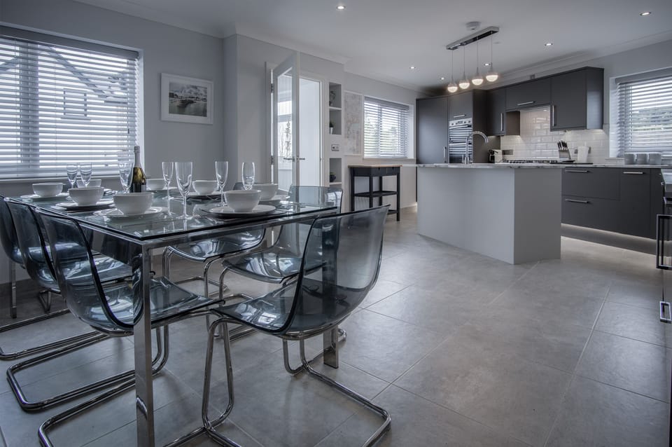 House (4 Bedrooms) | Private kitchen | Fridge, microwave, oven, stovetop