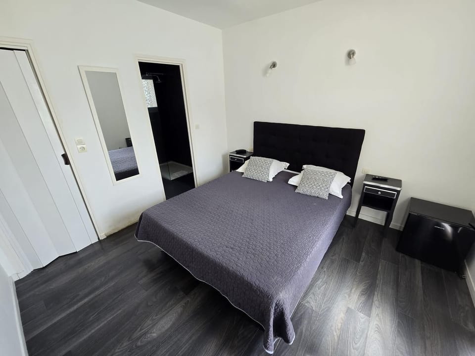 Double Room, Ground Floor | In-room safe, individually decorated, individually furnished, desk
