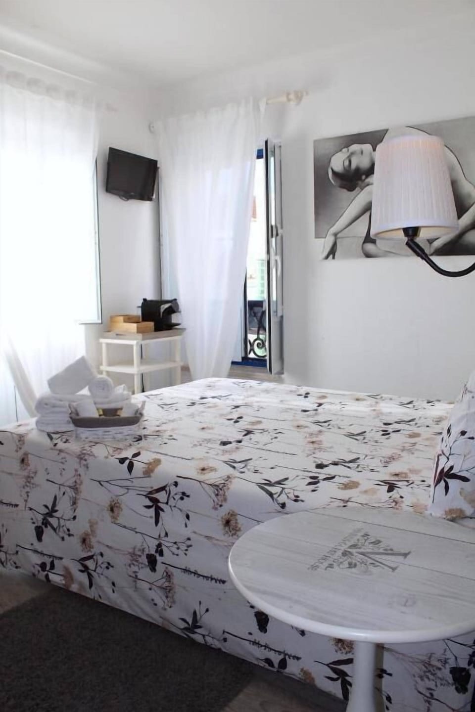 Double Room | In-room safe, WiFi (free), bed sheets