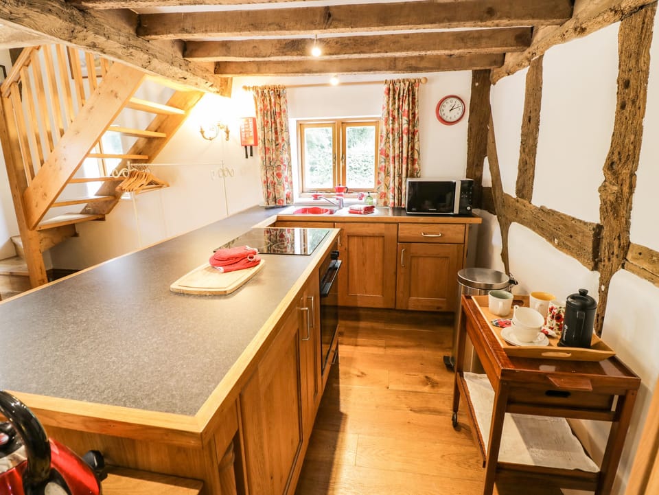 Cottage | Private kitchen | Fridge, electric kettle, toaster, cookware/dishes/utensils