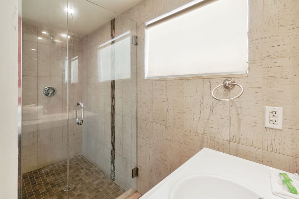 Bathroom | Separate tub and shower, bidet, towels