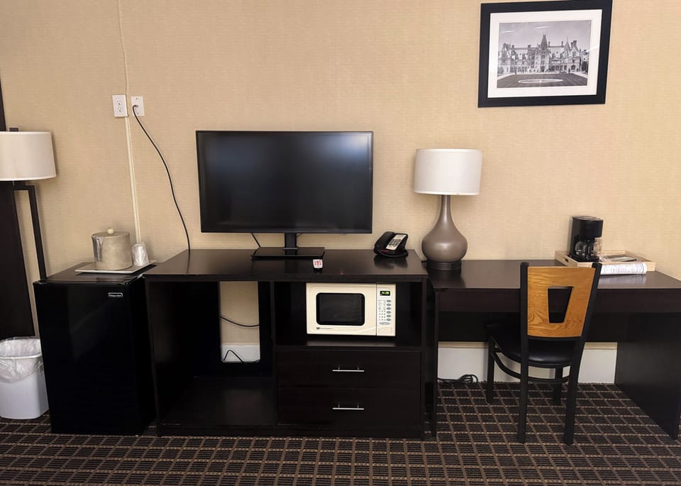 Desk, blackout drapes, free WiFi, bed sheets