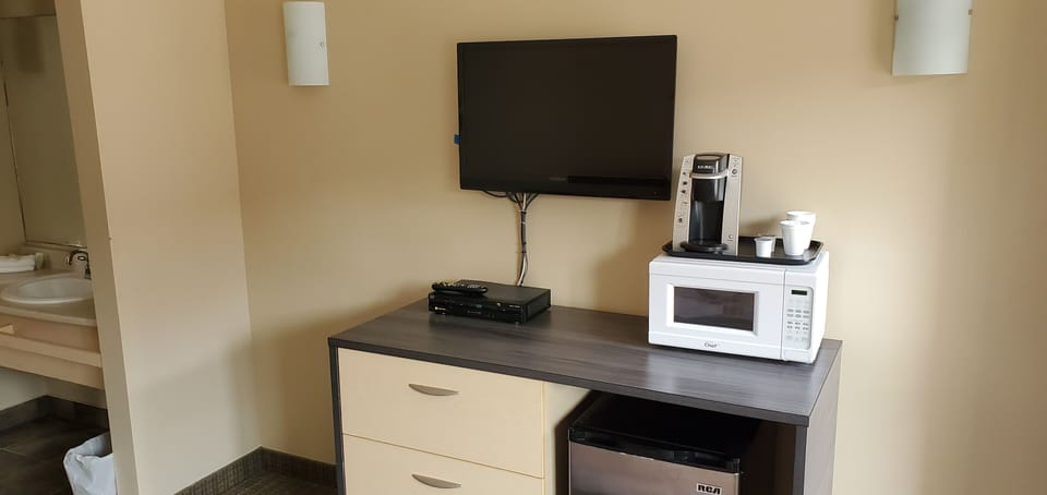 Standard Room, 1 Queen Bed, Non Smoking | Desk, free WiFi, bed sheets