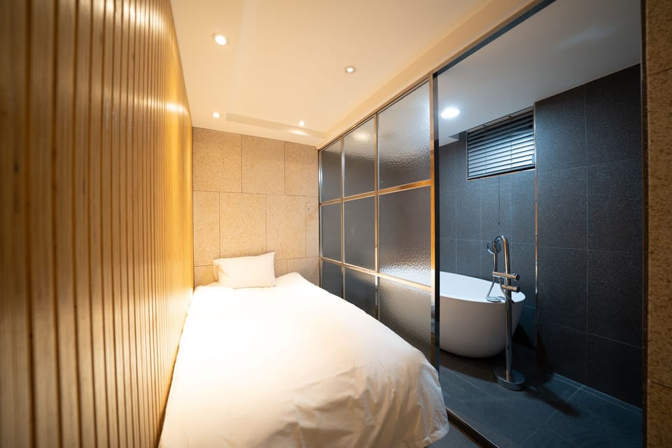 Deluxe Twin Room, 2 Bedrooms | Bathroom | Combined shower/tub, deep soaking tub, free toiletries, hair dryer