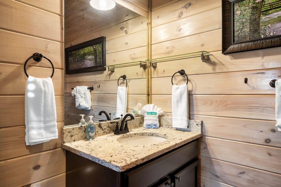 Hummingbird Hill Vista- Pool HotTub View Cabin in Pigeon Forge