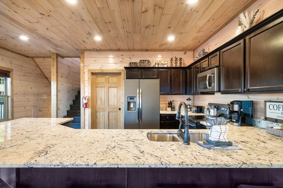 Family Cabin | Private kitchen | Full-size fridge, microwave, oven, stovetop