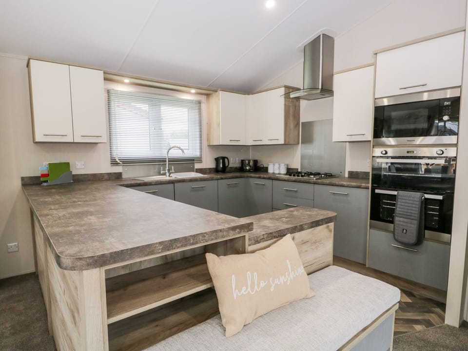 Cottage | Private kitchen | Fridge, dishwasher, electric kettle, toaster