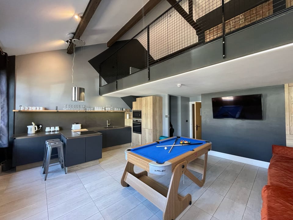 Luxury Penthouse, Private Bathroom | Shared kitchen | Dining tables