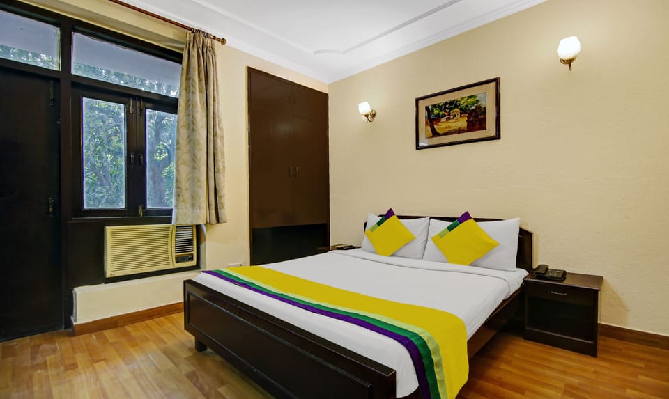 Standard Room | Desk, iron/ironing board (on request), bed sheets