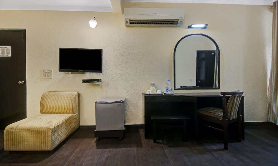 Deluxe Room | Desk, iron/ironing board (on request), bed sheets
