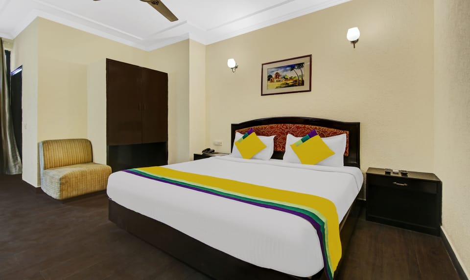 Deluxe Room | Desk, iron/ironing board (on request), bed sheets