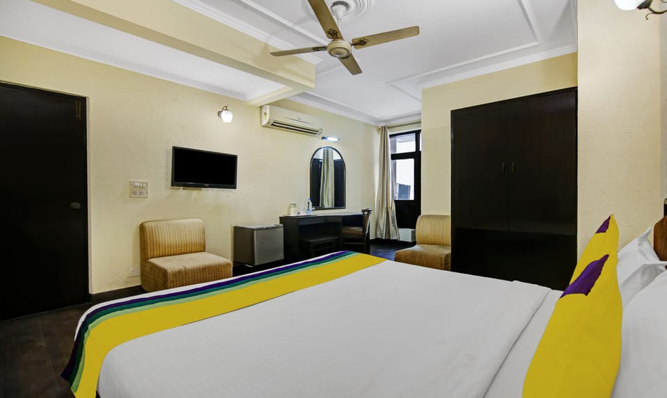 Deluxe Room | Desk, iron/ironing board (on request), bed sheets
