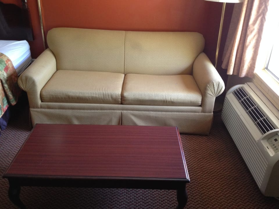 1 King Bed | Desk, laptop workspace, free WiFi, bed sheets