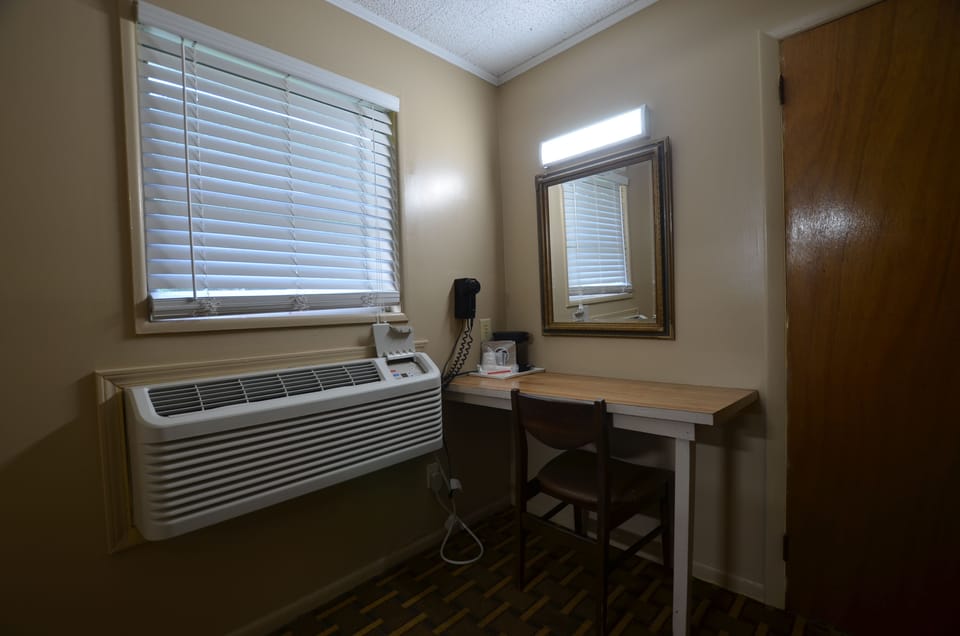 2 Queen Beds | Desk, laptop workspace, free WiFi, bed sheets